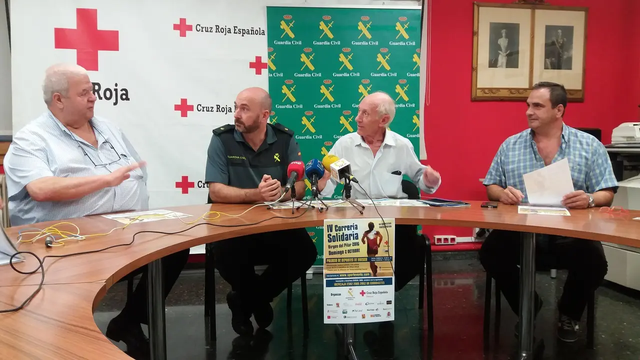 Antonio Guti&eacute;rrez, a la izquierda, en una rueda de prensa. Foto: sporthuesca.com