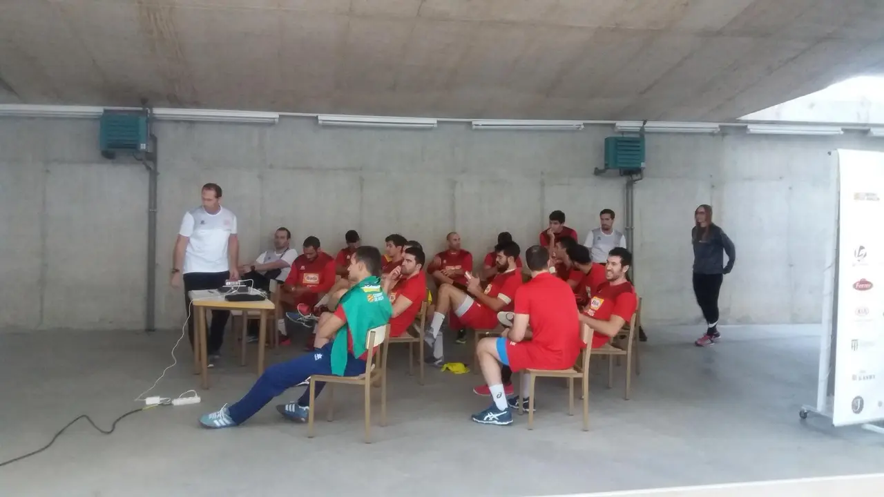 Los jugadores del Bada minutos antes de analizar en v&iacute;deo el juego de Villa de Aranda. Foto: sporthuesca.com