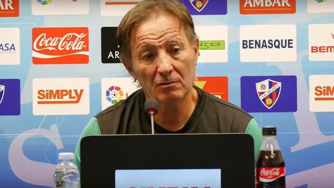 Anquela en la sala de prensa de Huesca | Foto: YouTube