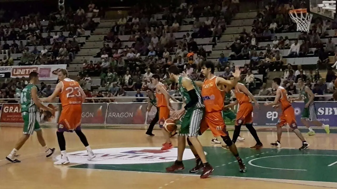 Fontet, defendido por Olmos, en una jugada del partido. Foto: sporthuesca.com