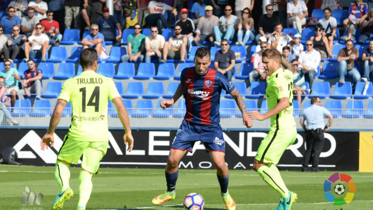 Borja L&aacute;zaro presionado por Morcillo y Trujillo en El Alcoraz | Foto: LaLiga