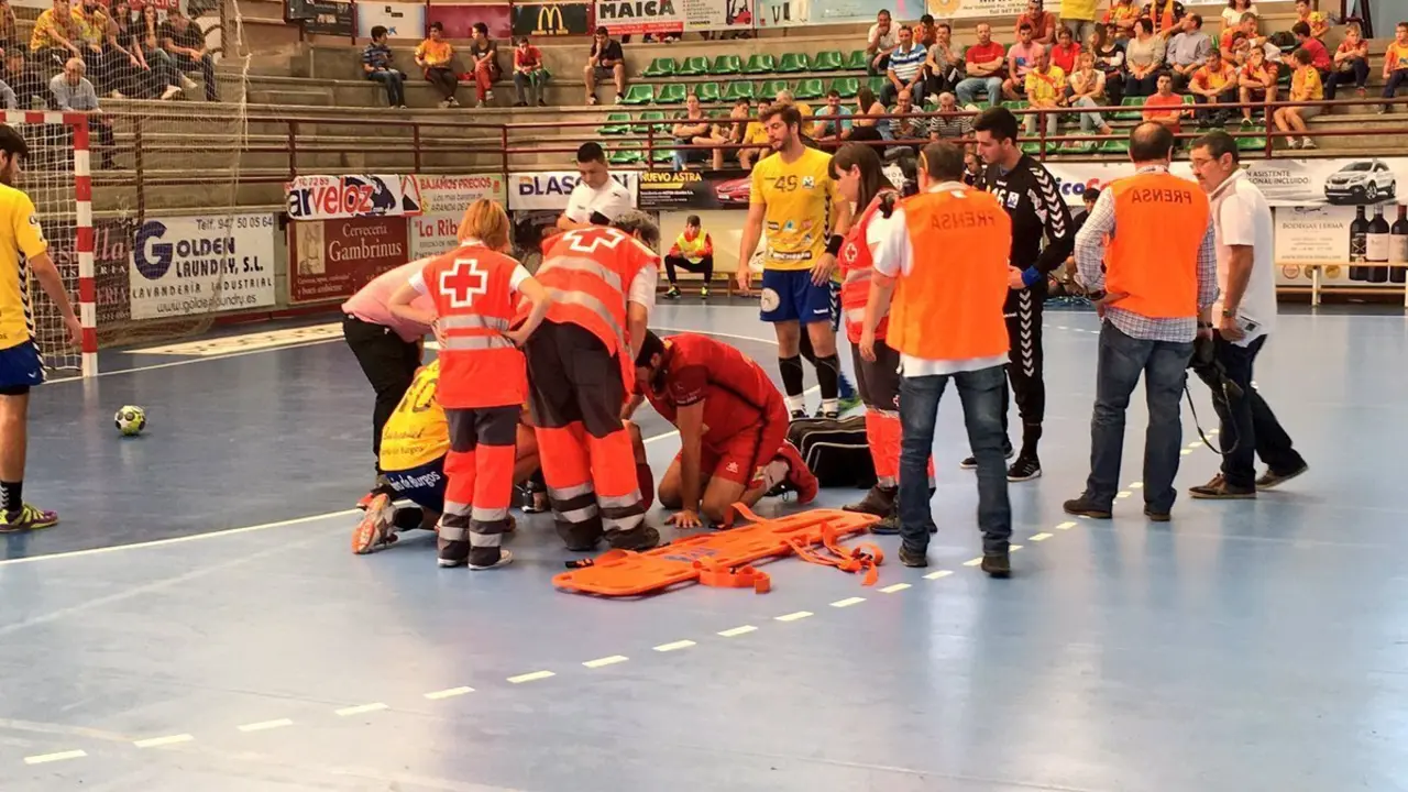 Dij&agrave; es atendido por los servicios m&eacute;dicos sobre la pista nada m&aacute;s producirse la lesi&oacute;n. Foto: @BMVillaAranda 