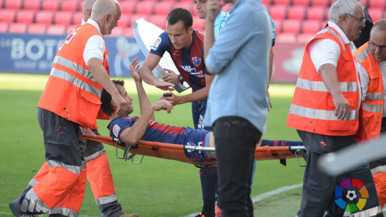 Camacho, retirado en camilla contra la U.D. Almeria| Foto: LaLiga
