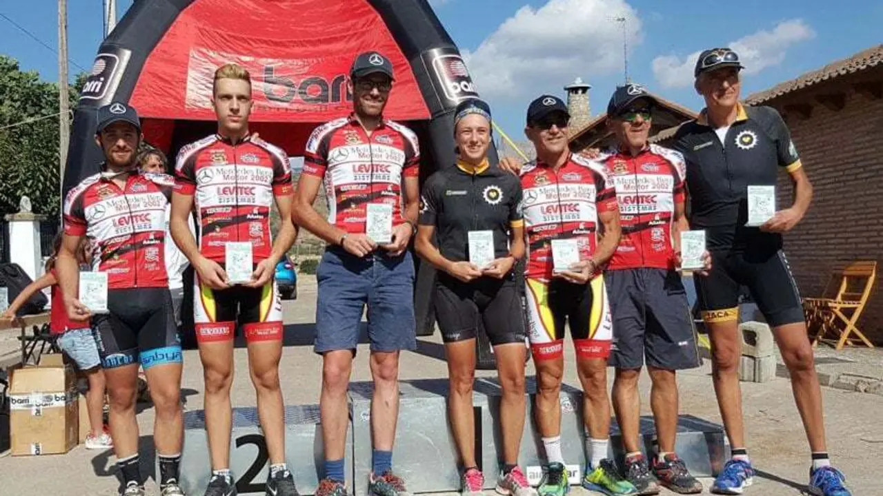 Foto de familia de los campeones en cada categor&iacute;a | Foto: Huesca Bike