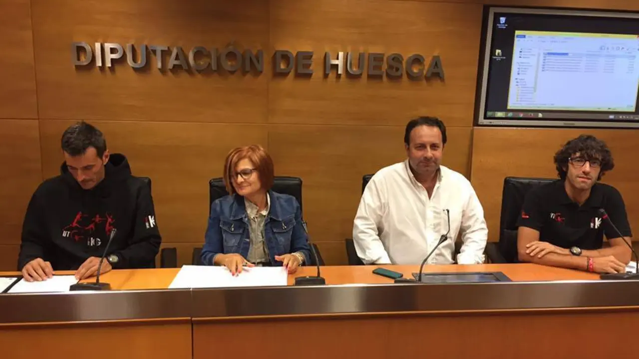 Entre la diputada Maribel de Pablo y Mariano Altemir, alcalde de Alqu&eacute;zar, los responsables de la carrera Santi Santamar&iacute;a y Pau Jord&aacute; en una presentaci&oacute;n anterior de la prueba.  