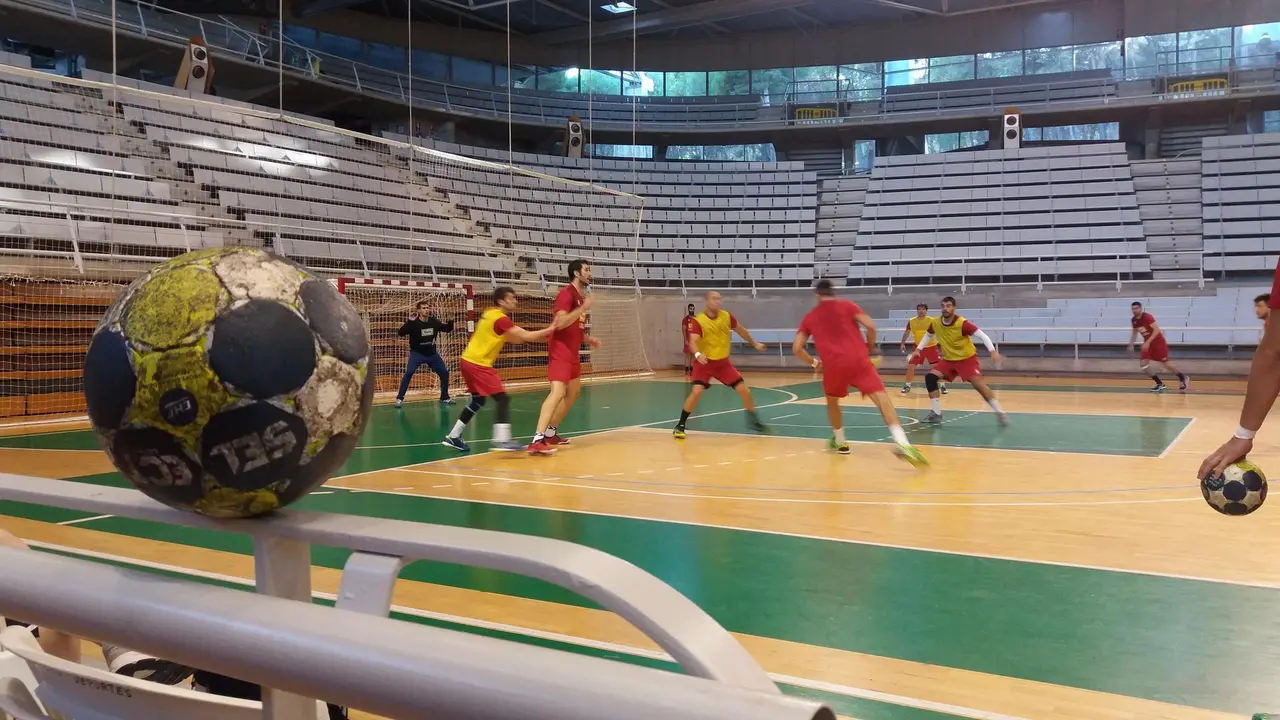 Jugadores del Bada durante el entrenamiento de este jueves para preparar la visita del Sinf&iacute;n. Foto: sporthuesca.com