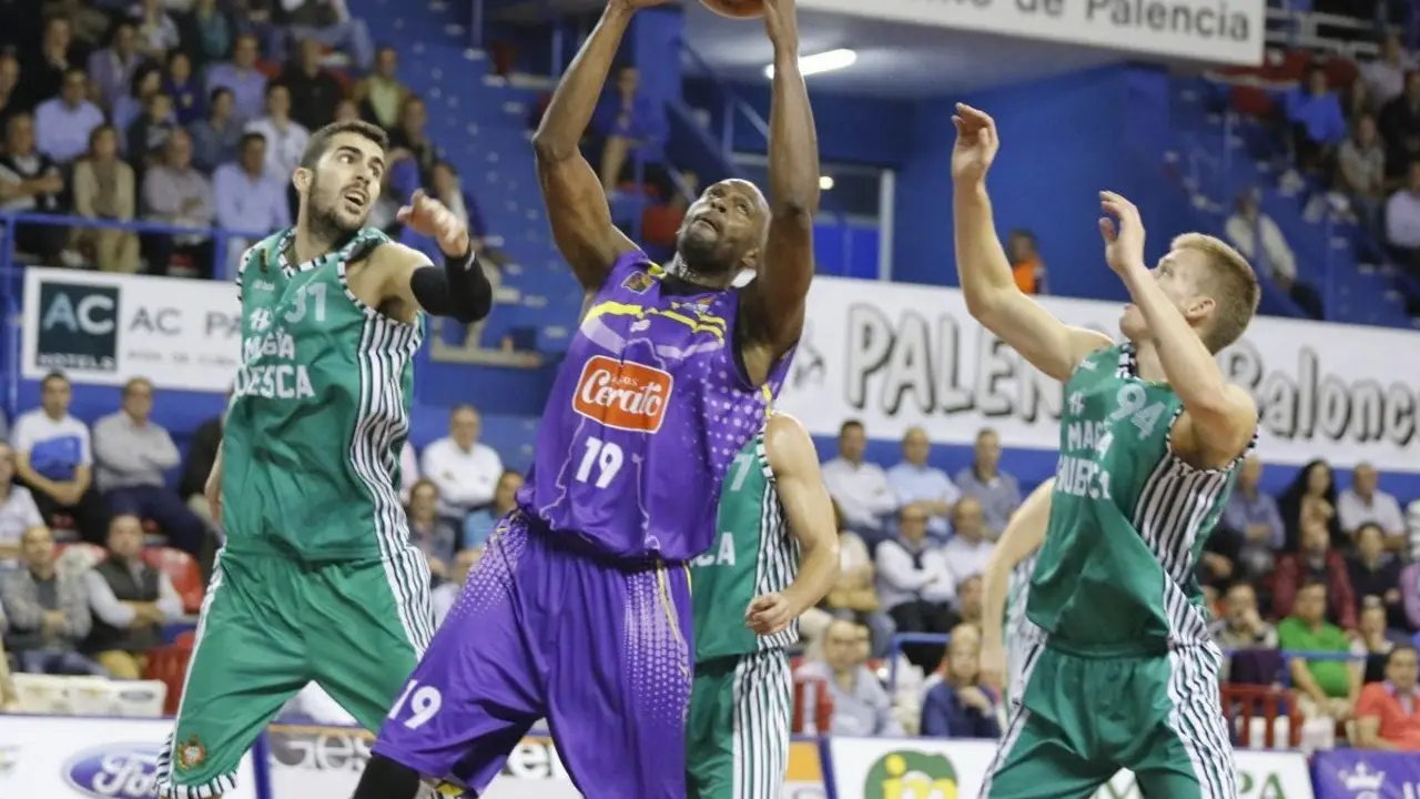Fontet y Gintvainis en una acc&oacute;n en Palencia | Foto: Palencia Basket / Jes&uacute;s Sevillano