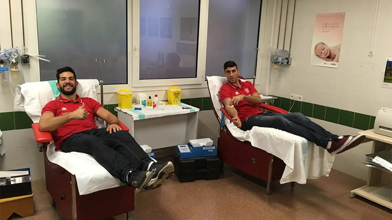Arguillas y Bonanno posan sonrientes en el Hospital San Jorge. Foto: BM Huesca 