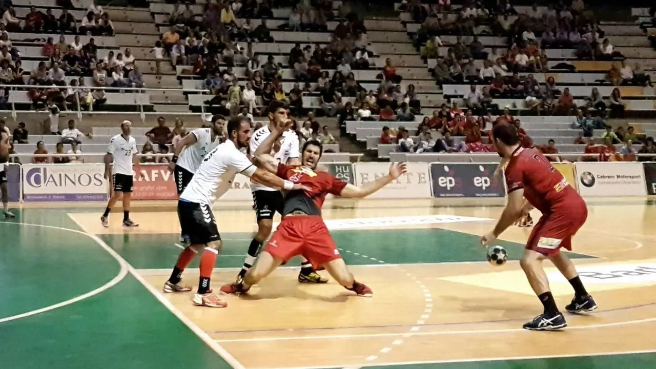 Val, en una imagen del partido disputado en octubre de 2016 contra Sinf&iacute;n. Foto: sporthuesca.com