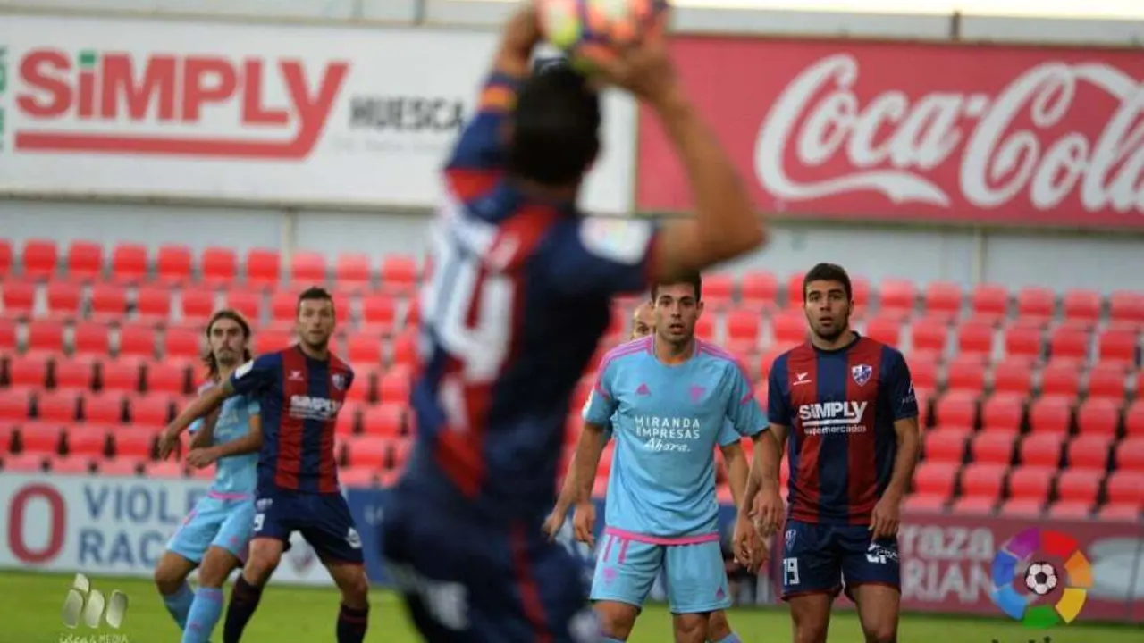 Imagen durante el partido entre Huesca y Mirand&eacute;s | Foto: LaLiga