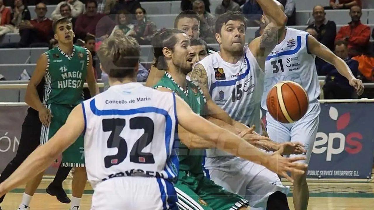 Motos, ante M&uacute;gica, en el partido de la pasada jornada. Foto: sporthuesca.com