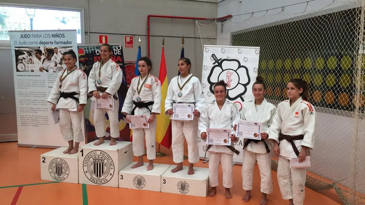 Bel&eacute;n con sus compa&ntilde;eras en el	p&oacute;dium,	la tercera por	la derecha | Foto: Iv&aacute;n Pardo