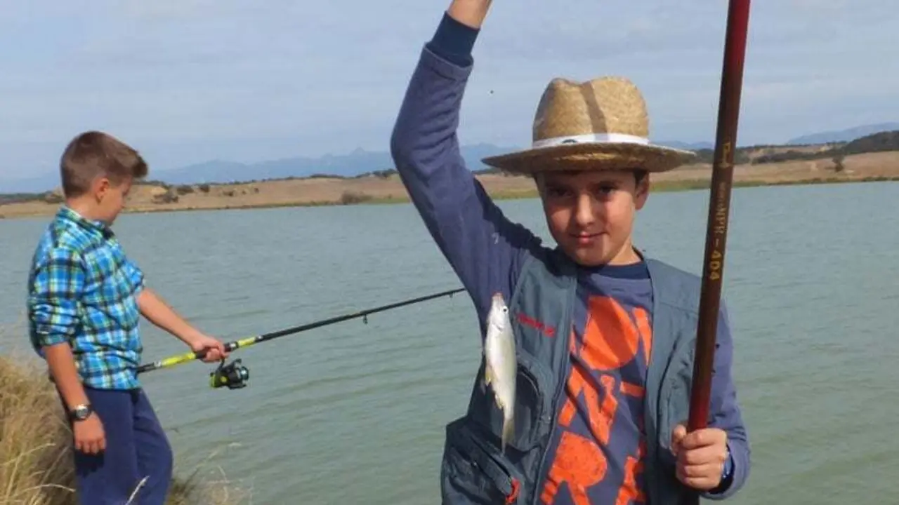 Dos j&oacute;venes pescadores del cursillo en plena actividad | Foto: FAPyC