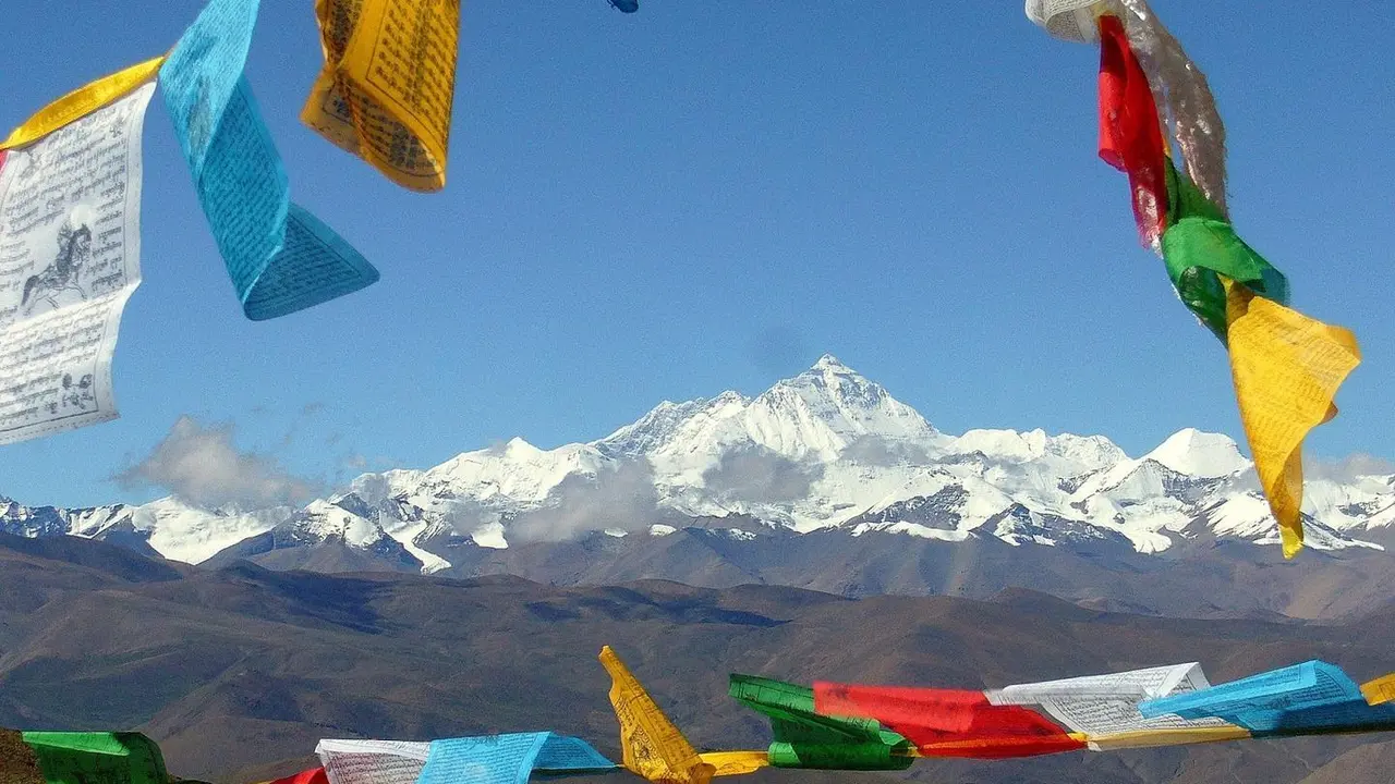 Espectacular imagen del Everest desde la planicie tibetana extra&iacute;da del blob Un camino entre las piedras