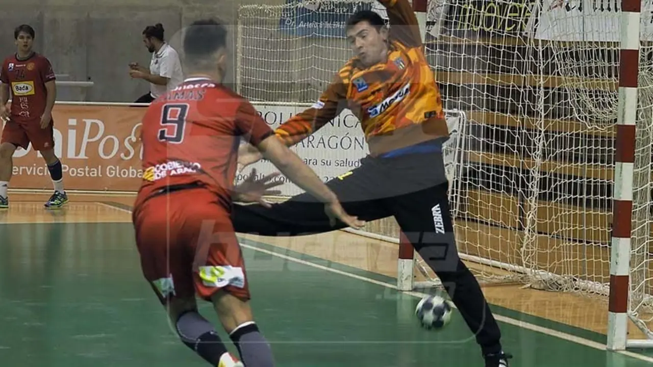 Camas resolviendo desde el extremo ante el meta de Bidasoa en el partido de la primera vuelta | Foto: C.Pascual