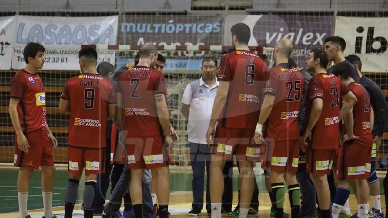 El Bada durante un tiempo muerto en el partido contra Bidasoa. Foto: Miguel Pinedo