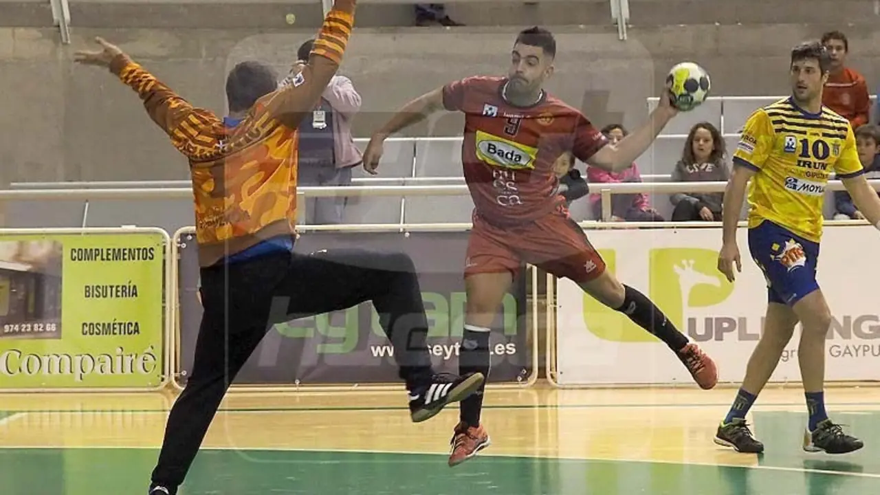 Camas enfila la porter&iacute;a de Bidasoa en el partido de Asobal disputado en el Palacio de los Deportes. Foto: sporthuesca.com 