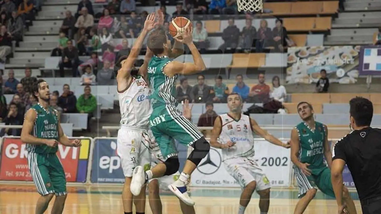 &Aacute;lvaro Sanz entra a canasta / Foto: Sporthuesca