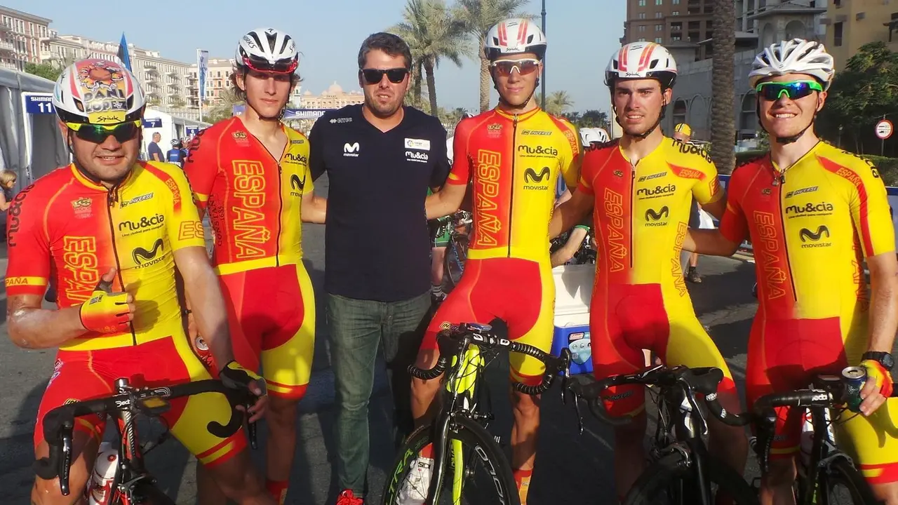 Jaime Castrillo (centro) con la selecci&oacute;n espa&ntilde;ola en Doha 2016 | Foto: RFEC