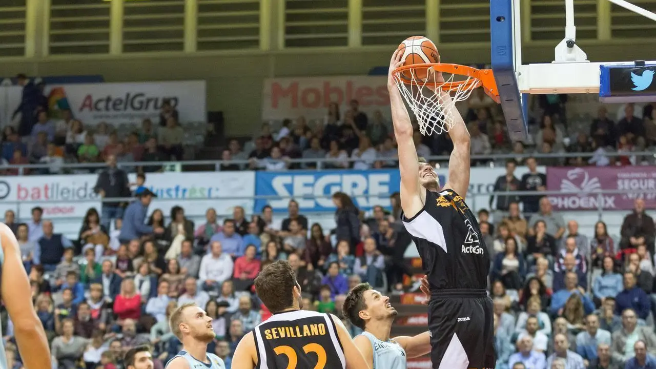 Imagen durante el partido entre Breog&aacute;n y Lleida | Foto: flleida.cat