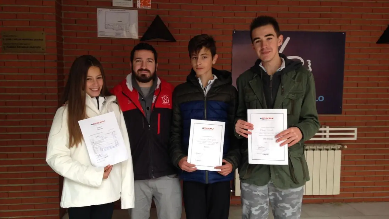 Los patinadores, de izquierda a derecha, Daniela Elordi, Adri&aacute;n Rodr&iacute;guez e I&ntilde;aki Arrese. | Foto: clubhielojaca