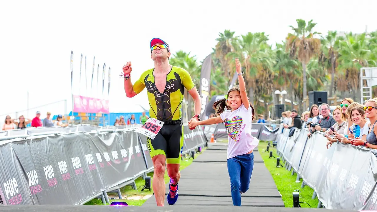 Jorge entra en meta con su hija. | Foto:  Club Deportivo Huesca