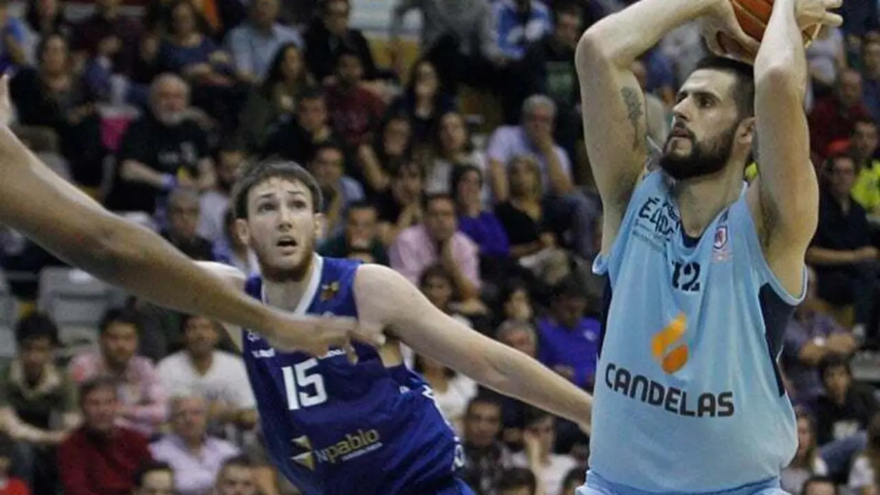 Aaron Geramipoor lanzando a canasta | Foto: La Voz de Galicia