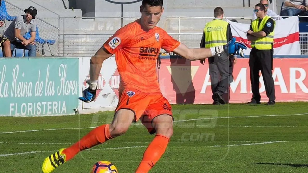Sergio Herrera durante un partido con el Huesca | Foto: Miguel Pinedo