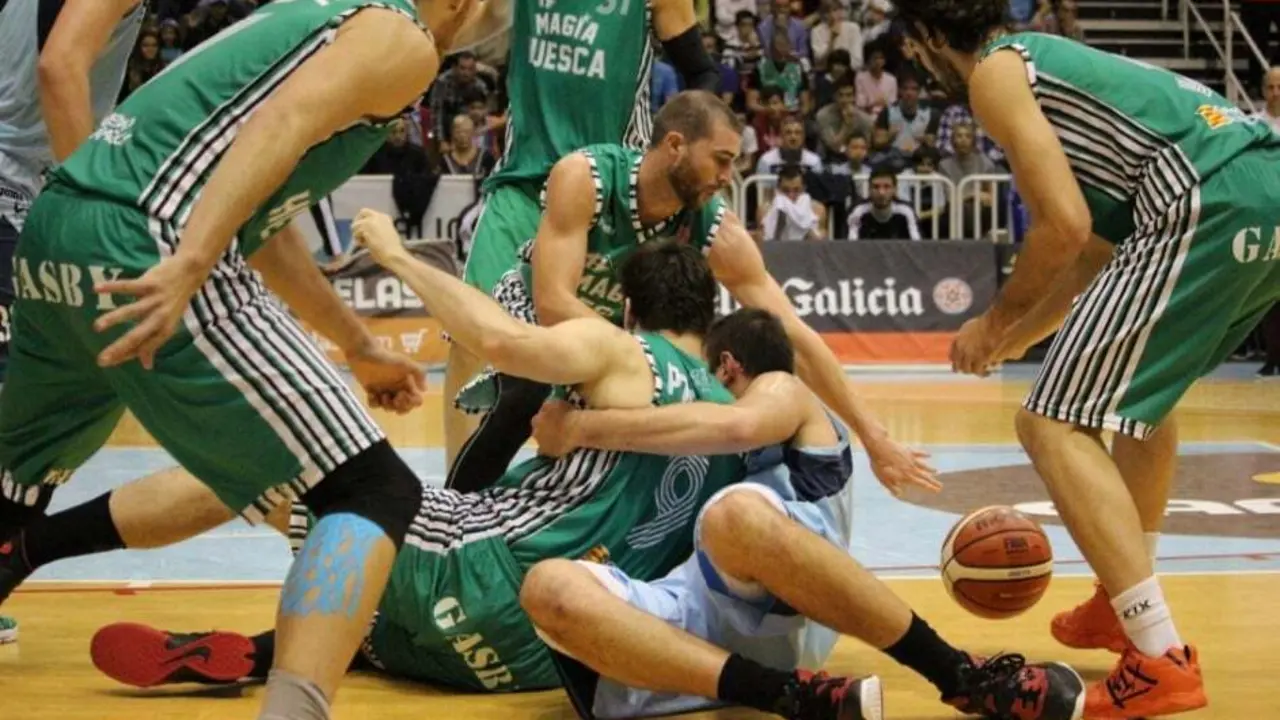 Los jugadores pe&ntilde;istas muestran su empe&ntilde;o en recuperar un bal&oacute;n | Foto: @CBBreogan