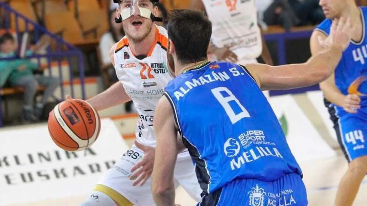 El griego Papantoniou en acci&oacute;n ofensiva ante Melilla | Foto: elcorreo.com