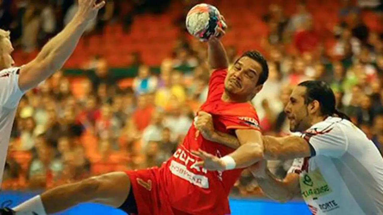 Todorovic, en un partido de Champion contra Naturhouse intenta ser frenado por Garabaya. Foto: Web BM Huesca