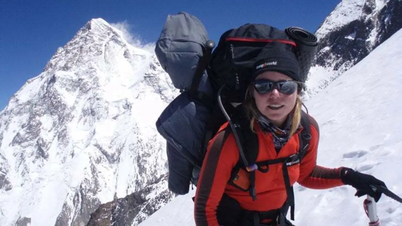 Ascendiendo al campo 3 en el ataque a cima, detr&aacute;s el K2 | Foto: Marta Alejandre