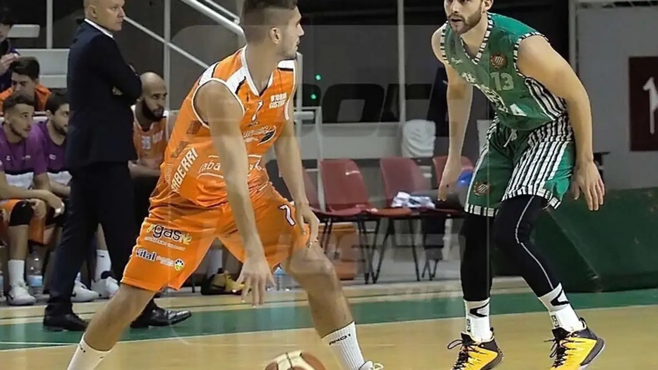 Carlino, con la camiseta verde pe&ntilde;ista, pone rumbo a Italia | Foto: C.Pascual