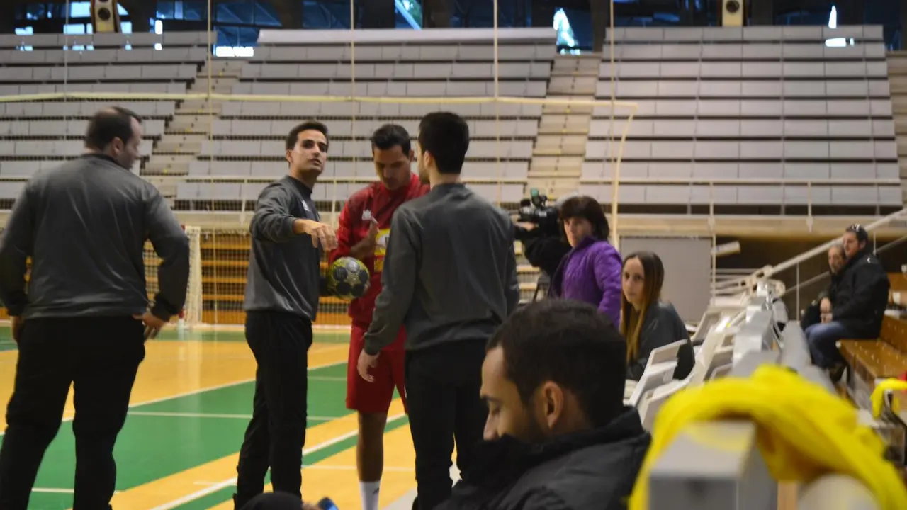Todorovic, entre miembros del cuerpo t&eacute;cnico, y en primer plano Dij&agrave;. Foto: sporthuesca.com