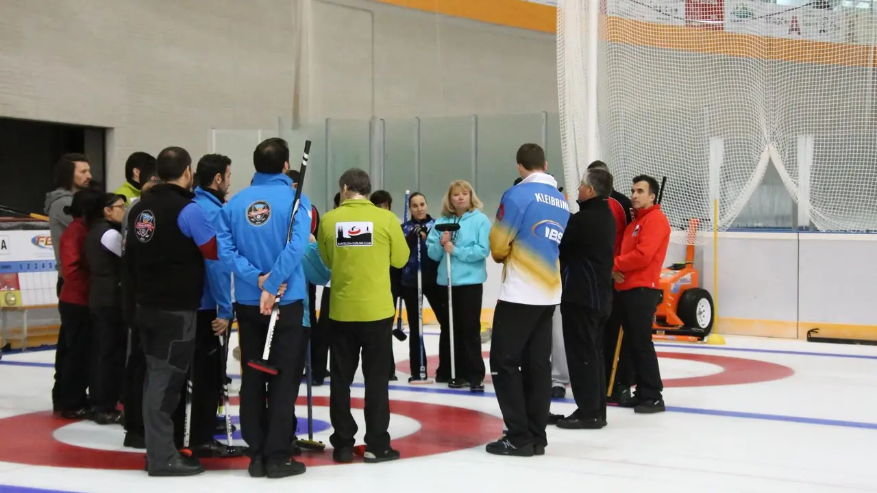 Jornada de promoci&oacute;n del curling en Jaca. | Foto: Miguel Ram&oacute;n Henares