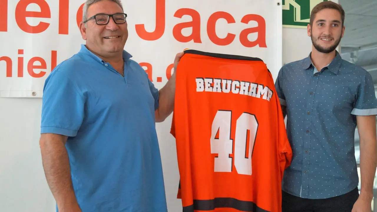 Anthony Beauchamp en su presentaci&oacute;n del CH Jaca junto al presidnete Eric Bastide. | Foto: club hielo jaca