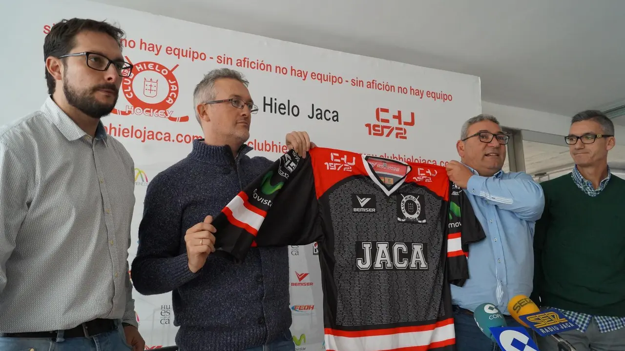 Presentaci&oacute;n de la nueva camiseta | De izquierda a derecha: Sergio Lope, Juan Manuel Ram&oacute;n, Eric Bastide y Miguel Alonso | Foto: CH Jaca
