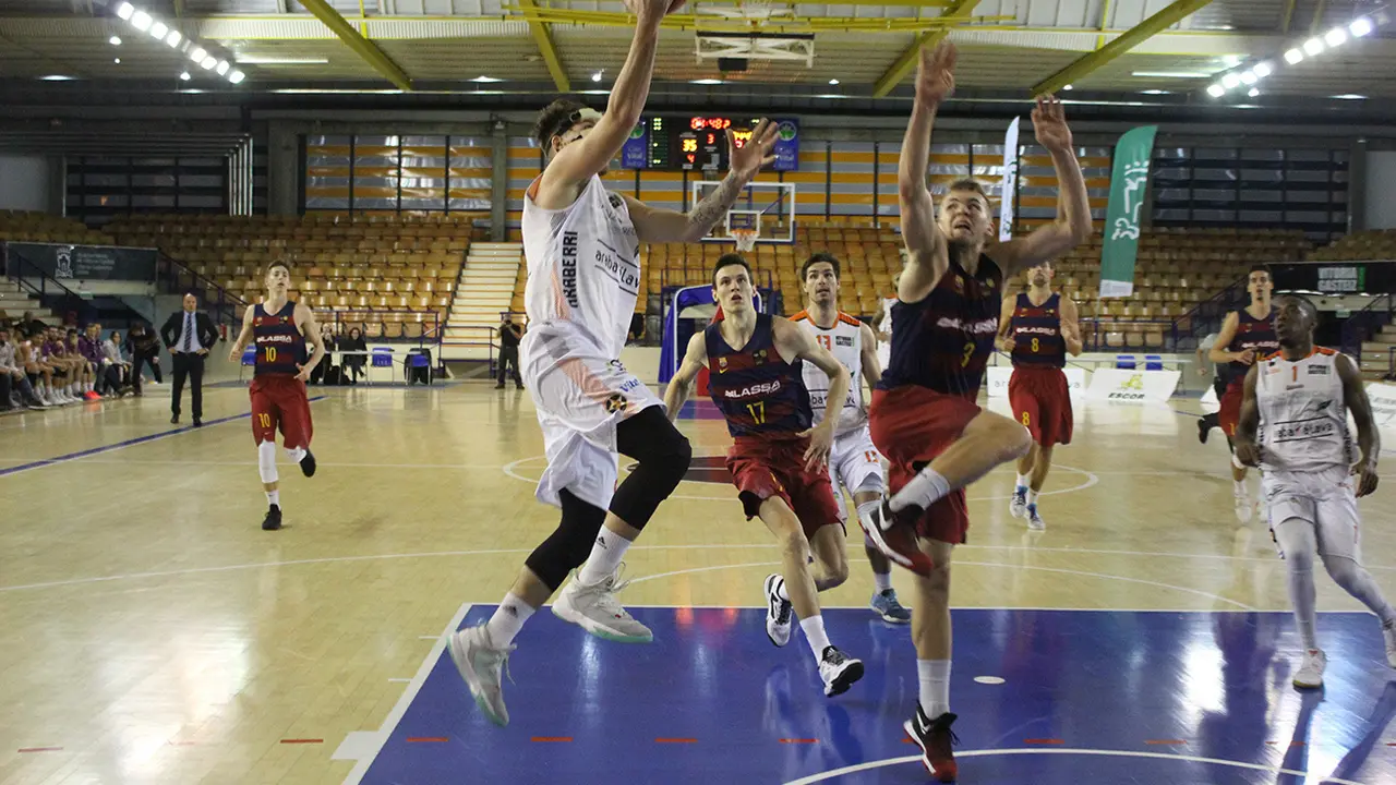 Imagen durante el partido en Mendizorroza | Foto: Araberri