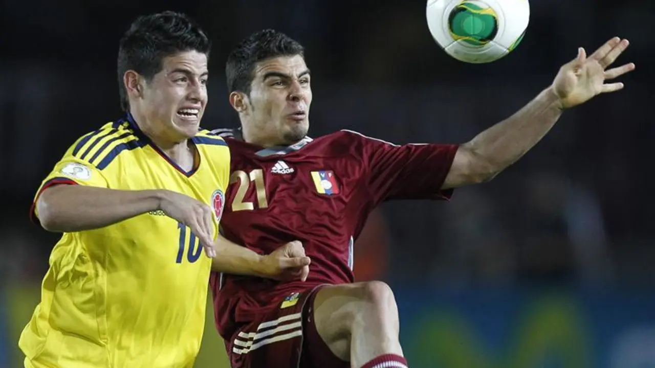 Alexander pelea por un bal&oacute;n con James | Foto: Ovaci&oacute;n Deportes