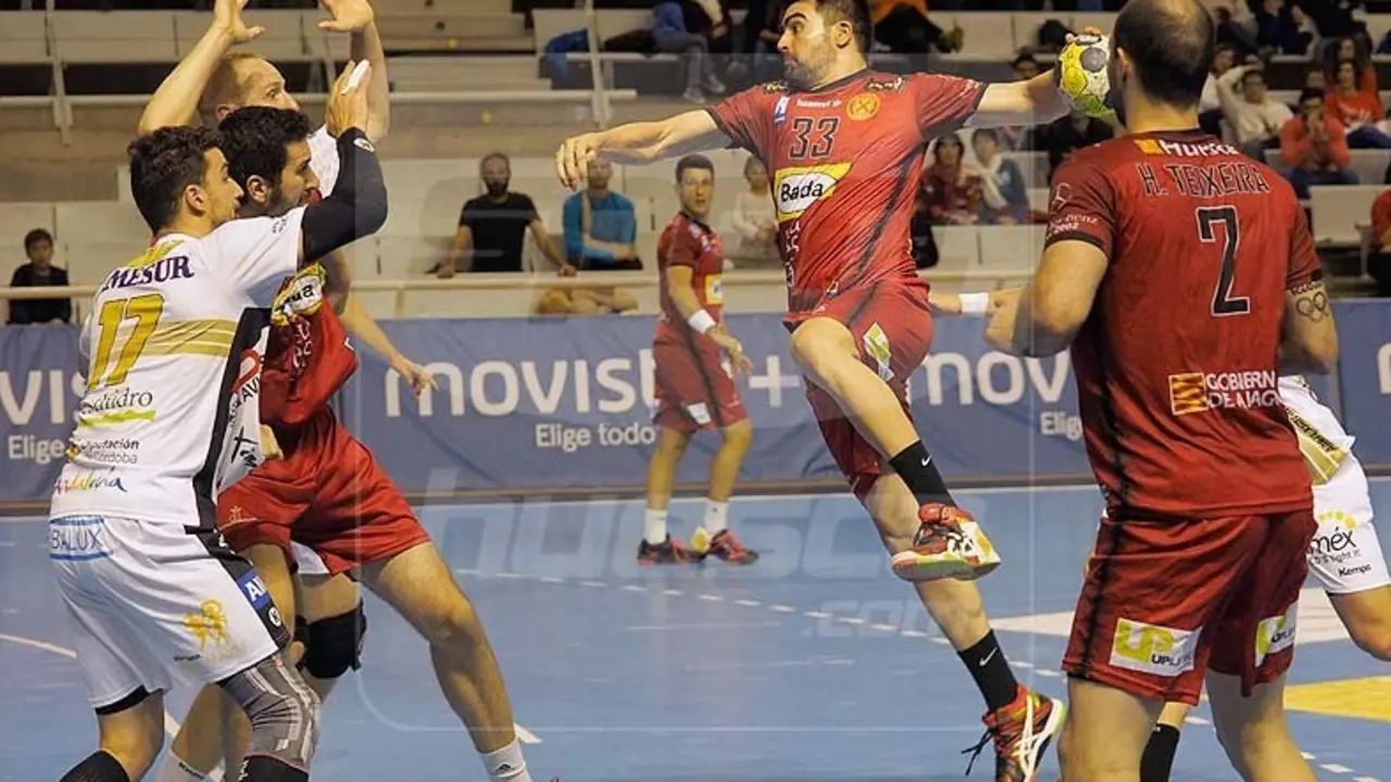 &Aacute;lex Marcelo arma el brazo para lanzar en el partido contra Puente Genil. Foto: C.Pascual