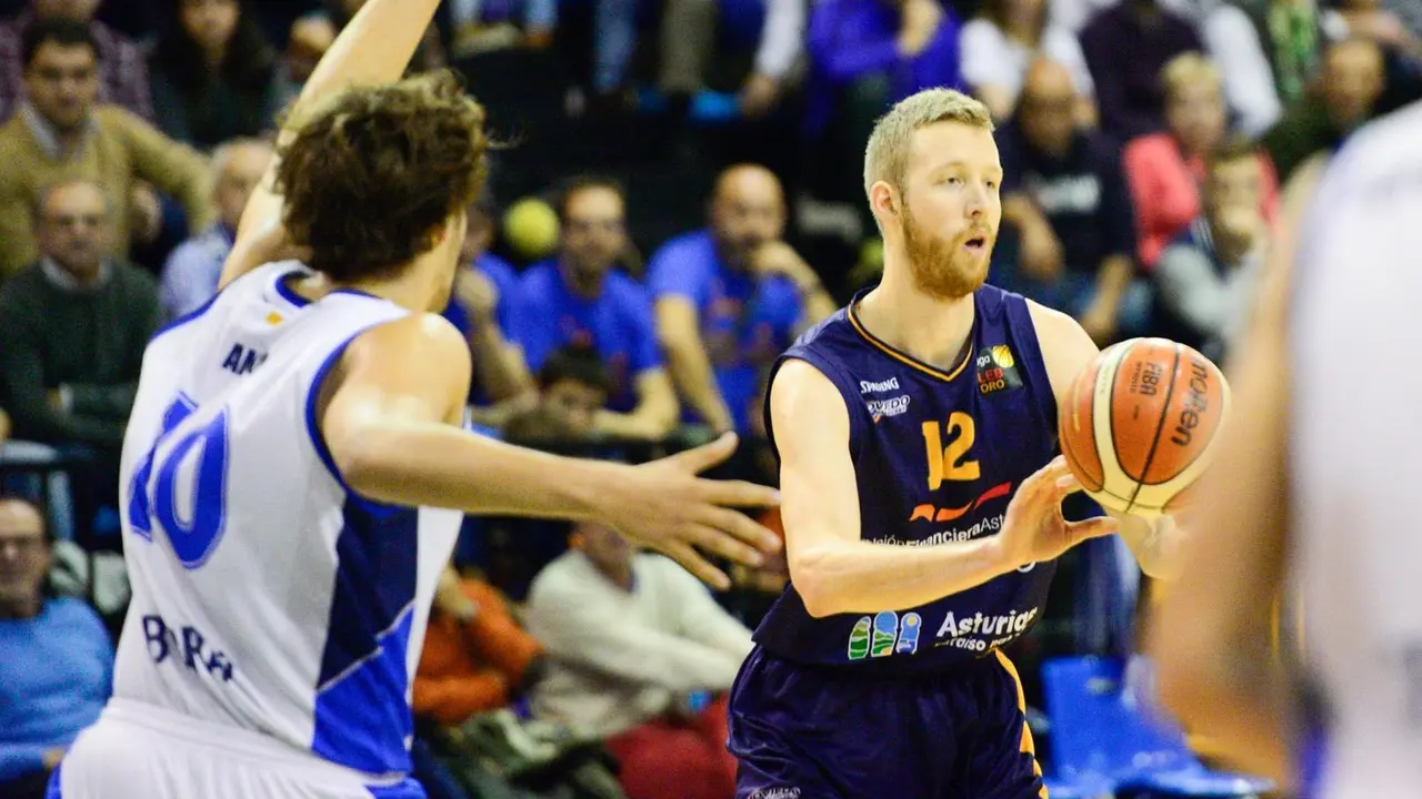 Imagen durante el partido entre Oviedo y Prat | Foto: oviedobaloncesto.com