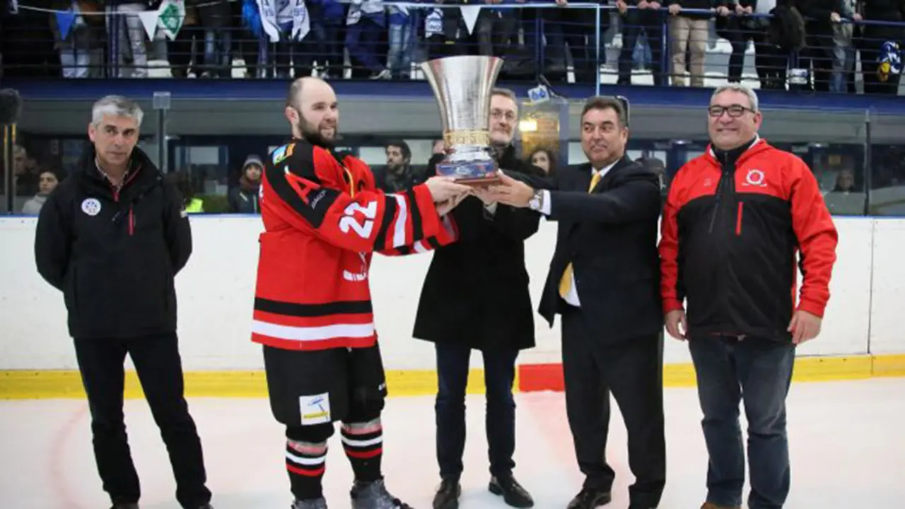 Guillermo Betr&aacute;n recibiendo el trofeo de liga . Foto: eurosport.es