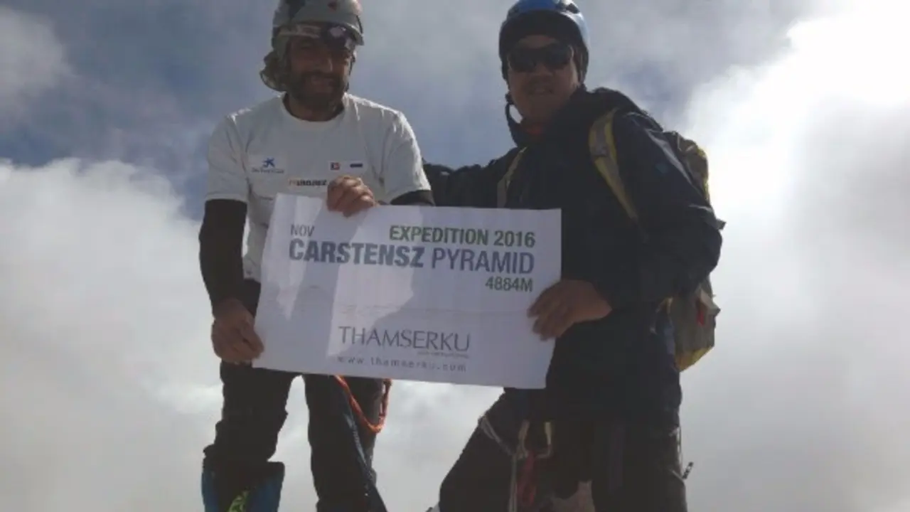 Pauner, de blanco, en la cima del techo de Ocean&iacute;a.