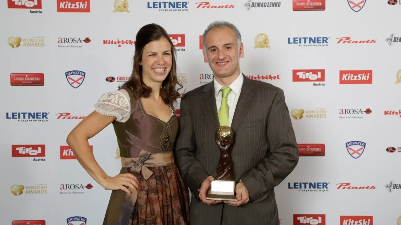 Jaime R&iacute;o sostiene el premio acreditativo en el World Ski Awards. Foto: Aram&oacute;n