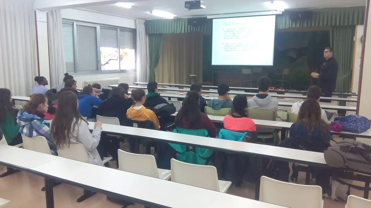 Imagen durante una charla | Foto: Club Oscanicross