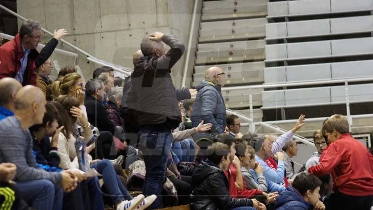 La afici&oacute;n podr&aacute; ver al Bada Huesca en directo en el Palacio, aunque se desconoce cu&aacute;ntos podr&aacute;n estar en las gradas. Foto: C.Pascual