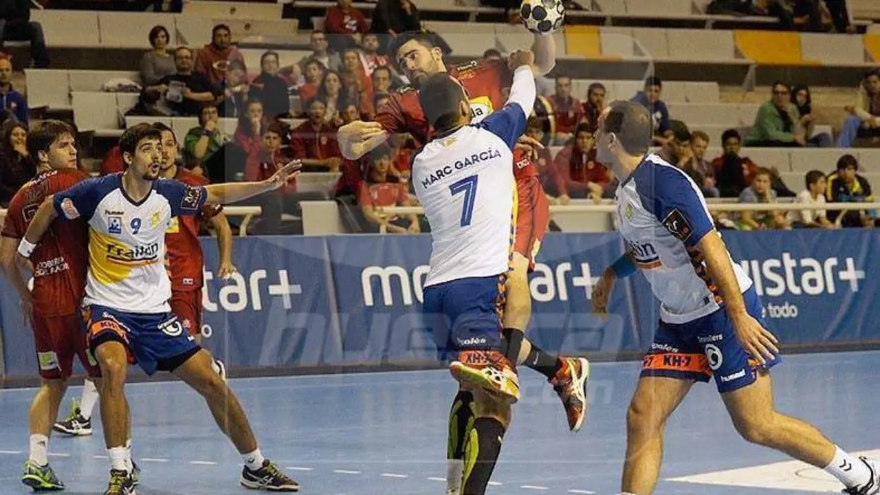 Marcelo busca lanzamiento en el partido de la priemra vuelta contra Granollers que se disput&oacute; en el Palacio de los Deportes. Foto: C.Pascual