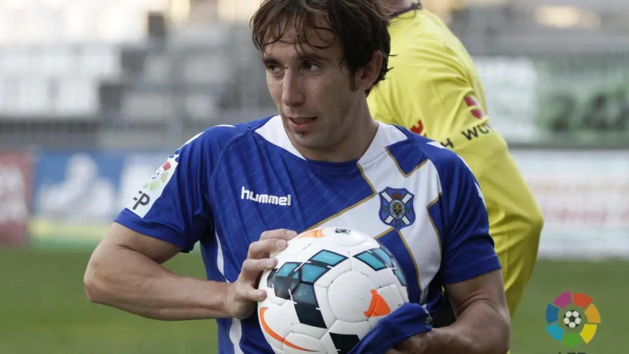 Ra&uacute;l C&aacute;mara, defensa del Tenerife | Foto: LaLiga