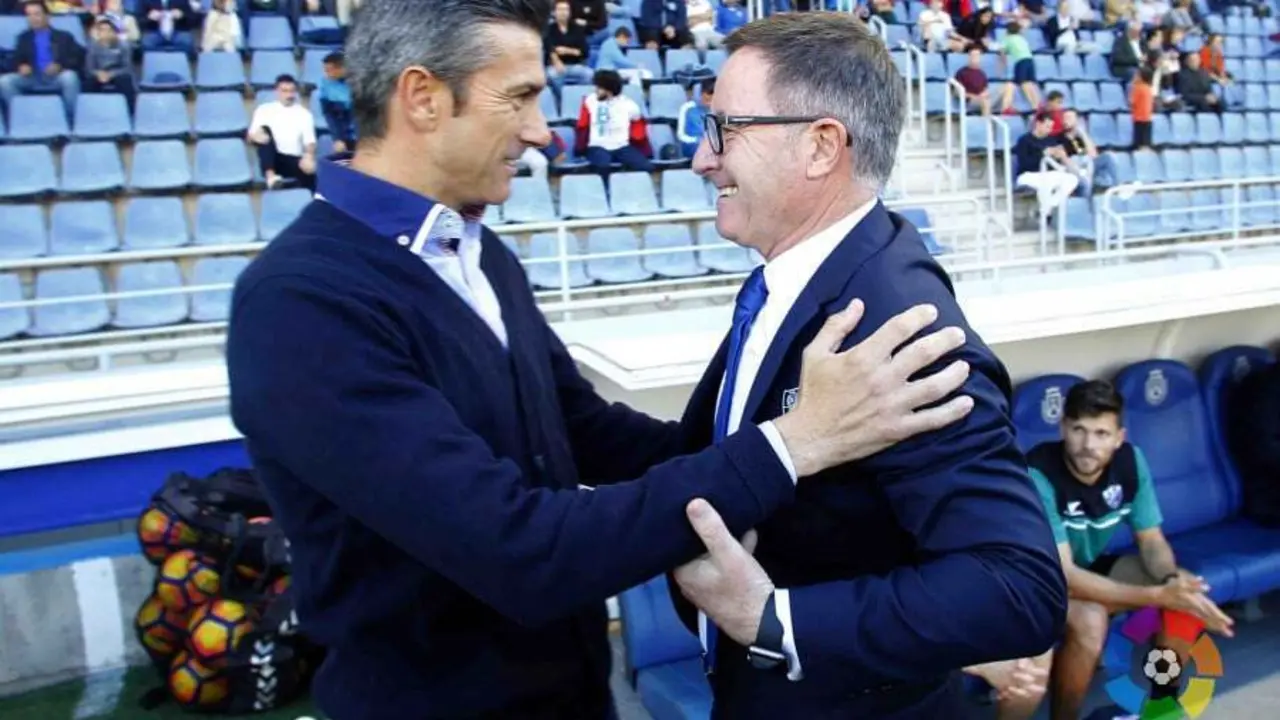 Mart&iacute; y Anquela se saludan antes del comienzo del partido | Foto: laliga.es