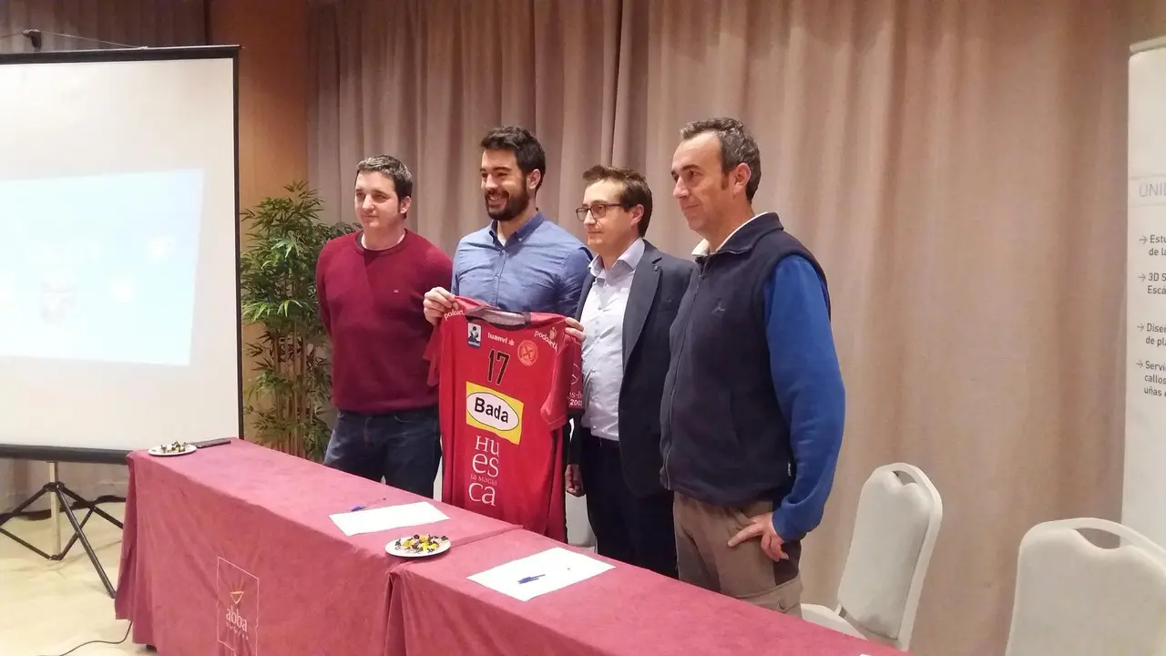 Carr&oacute; en su presentaci&oacute;n como jugador patrocinado por Podoactiva. Foto: sporthuesca.com